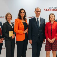 Expert Talks 2024, from.le.to.r: Franz Ziegelwanger, BMF, Gudrun Ghezzo, Moderation, Valerie Höllinger, Austrian Standards, Georg Konetzky, BMAW, Eszter Batta, Europäische Kommission, Peter Reichel, OVE © Austrian Standards/Lukas Ackermann