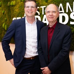 Florian Wollner und Karl Grün, vor der grünen Wand bei Austrian Standards  | © Austrian Standards