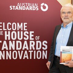 Autor Peter Maydl bei der Buchpräsentation: Einfach nachhaltig Bauen | © Austrian Standards