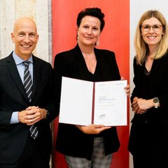Bundesminister Martin Kocher, Austrian-Standards-COO Birgit Unger, Generalsekretärin Eva Landrichtinger