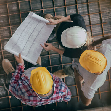 Expert:in für Örtliche Bauaufsicht überwacht Bauausführung und Qualitätsstandards auf der Baustelle anhand von Bauplänen und Abstimmungen vor Ort