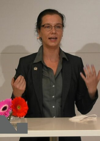 Anna-Vera Deinhammer spricht vor Publikum.