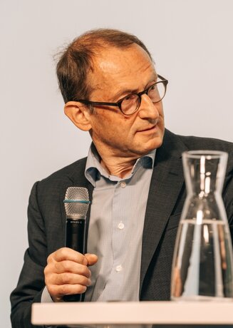 Hermann Brand spricht vor Publikum.