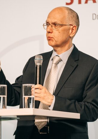 Karl Grün spricht vor Publikum.