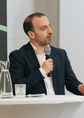 Teilnehmender Experte Fernando Moya Cervelló spricht ins Mikrofon.