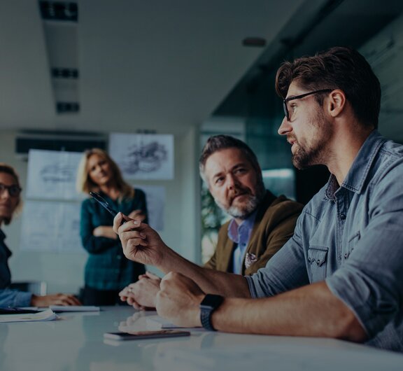 Business Leute diskutieren ein Thema in einem Meeting Raum.