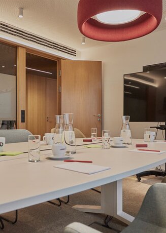 Ein Meetingraum mit moderner Einrichtung und Technik.